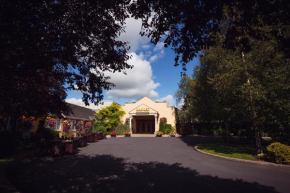 Отель Hamlet Court Hotel  Энфилд